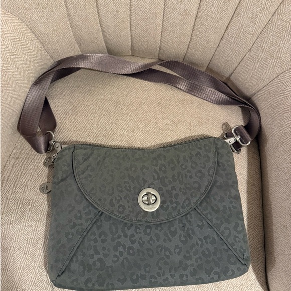 Baggallini Handbags - Baggallini Rio Crossbody Travel Bag Nylon Gray Leopard Turnlock